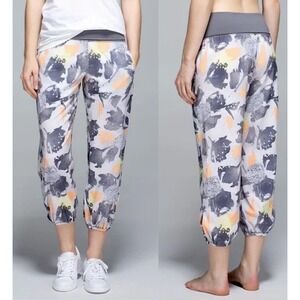 Lululemon Om Pant Mini Art Pop White Multi / Slate Size 6